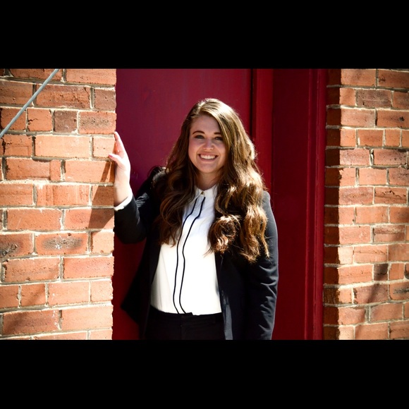 Meet your Posher, Emily - Picture 2 of 4